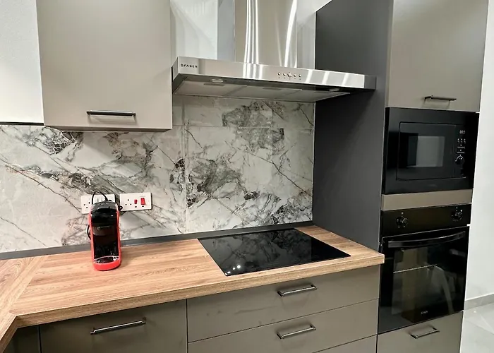 Spacious 3-bedroom With Terrace Apartament *