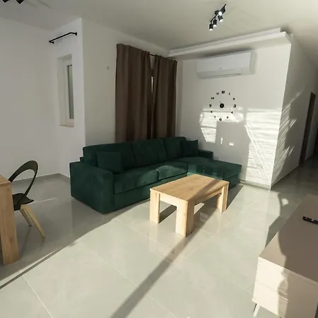 Apartment Spacious 3-bedroom With Terrace