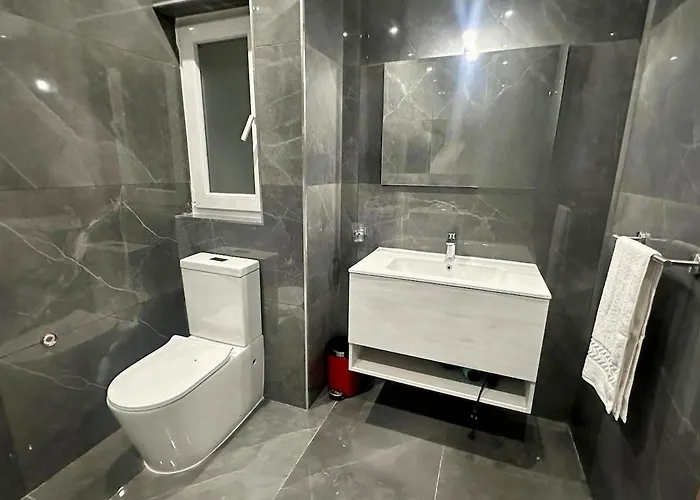 Spacious 3-bedroom With Terrace Apartament