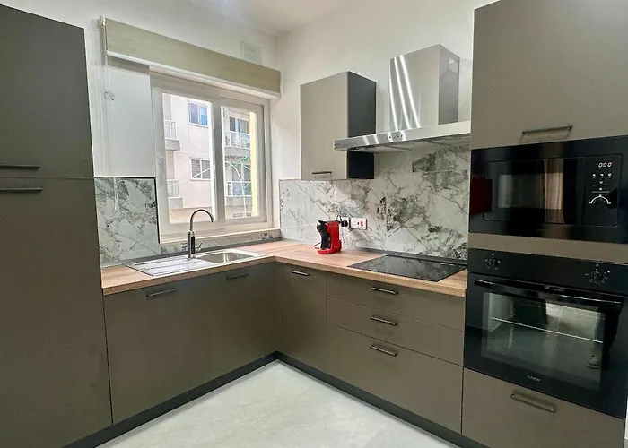 Spacious 3-bedroom With Terrace Apartament